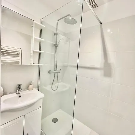 Les Pieds Dans L'eau Apartment *