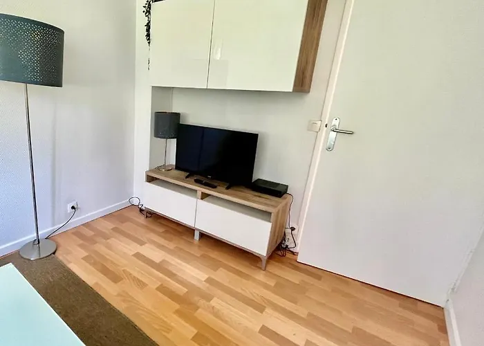 Les Pieds Dans L'eau Apartment *